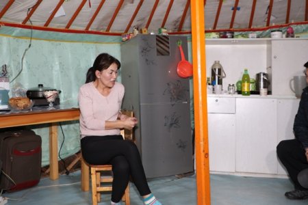 Хотын захирагч С.Амарсайхан дугаар хорооны иргэнийд зочилж сайжруулсан түлшний хэрэглээний талаар ярилцлаа