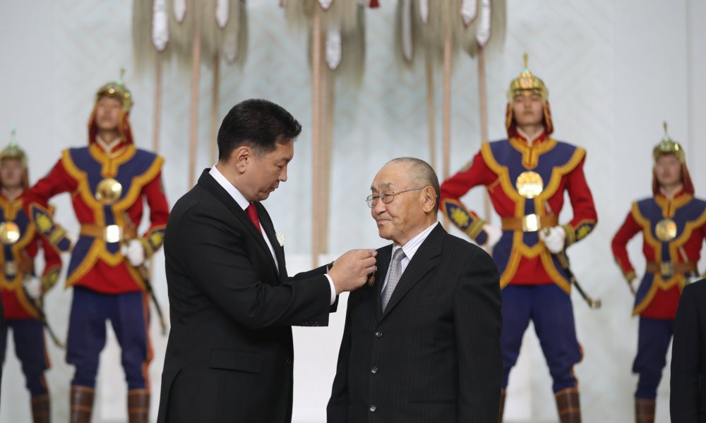 ШИНЖЛЭХ УХААНЫ САЛБАР 100 ЖИЛИЙН ОЙГООРОО ХӨДӨЛМӨРИЙН БААТАРТАЙ БОЛЛОО