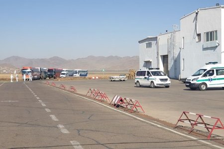 Шууд: Сэлэнгэ аймгийн Сүхбаатар, Алтанбулаг боомтуудаар ОХУ-аас иргэдээ татан авч байна