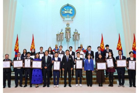 МОНГОЛ УЛСЫН ЕРӨНХИЙЛӨГЧ У.ХҮРЭЛСҮХ ОЛОН УЛСЫН ОЛИМПИАДААС МЕДАЛЬ ХҮРТСЭН СУРАГЧДАД НЭРЭМЖИТ ШАГНАЛАА ГАРДУУЛЛАА