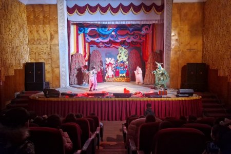 Соёлын бүтээлч сарын хүрээнд Эрдэнэт хотын Хүүхэд Залуучуудын театрын уран бүтээлчид “Тангарагт Хаан” хүүхдийн жүжгээ орон нутагт тоглож байна