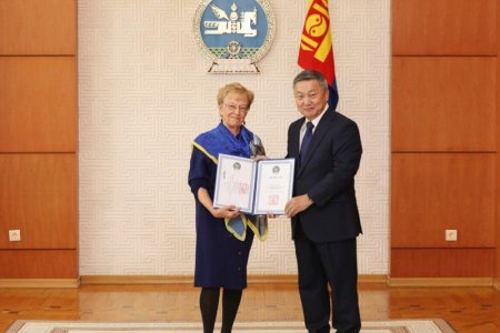 Ерөнхийлөгч зарлиг гаргаж Мирна Анн Адкинсийг Алтан гадас одонгоор шагнав