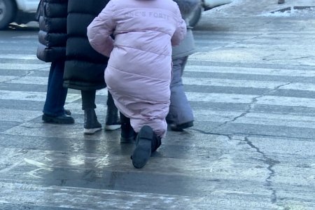 Зөвхөн 10 минутын хугацаанд 1-р сургуулийн урд хэсгийн явган хүний зам дээр 10 гаруй хүн халтирч унажээ