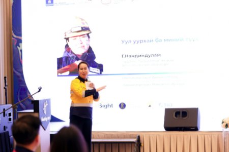 Уул уурхайн салбар дахь эмэгтэйчүүдийн манлайлал, ур чадварын талаар хэлэлцлээ