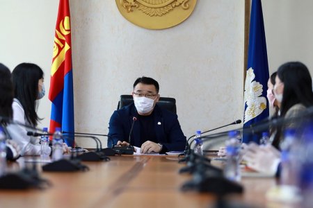 Хотын дарга хүүхдүүдийн төлөөлөлтэй уулзаж, Хүүхдийн элч нар үнэмлэхээ гардлаа