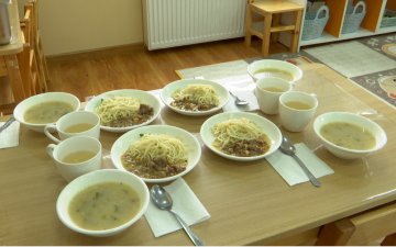 Төрийн хоол, хүнс хангамжийн бодлого муу байдгаас шалтгаалж иргэд  хооллолтын асуудалд  анхаарал хандуулж чаддаггүй гэв