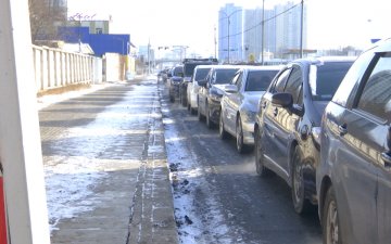 СХД-ийн захын хорооллын 5 сургуулийн автобус бензин, түлшгүйгээс шалтгаалж сурагчдаа зөөж чадахгүй зогссон