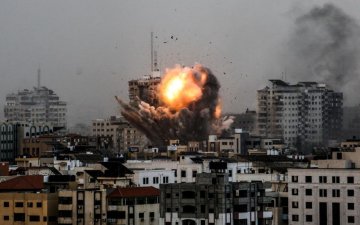 Газын зурвасын өмнөд хэсэгт Израилын танк бүхий цэргүүд Рафа хот руу дайрсан бол оршин суугчид бүс нутгийг орхин гарч, аюулгүй газар олохын төлөө тэмцэж байгаа талаар хэвлэлүүд мэдээлж байна