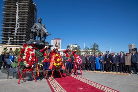 Маршал Ю.Цэдэнбалын хөшөөнд цэцэг өргөж хүндэтгэл үзүүлэв