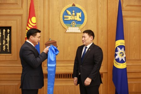 Ерөнхий сайд Л.ОЮУН-ЭРДЭНЭ зарим сайд нарт тамгыг нь хүлээлгэн өгөв 