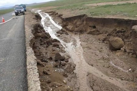 Хүчтэй аадар борооны улмаас Ширээгийн гол хүртэлх замд эвдрэл үүссэн байна