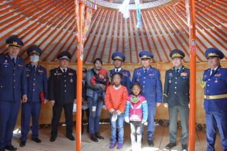 Энхийг сахиулагчид онцгой байдлын хоёр алба хаагчид гэр бэлэглэв