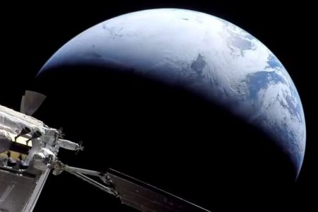 Сарны тойрог зам руу аялж буй нисгэгчид эх дэлхийн гэрэл зургийг буулган илгээжээ