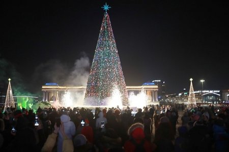 Төв талбайн сүлд модны гэрэл асаах ёслол боллоо