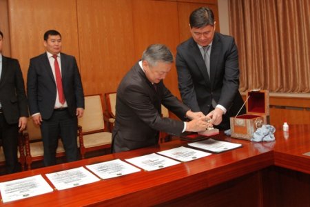 Өнгөрсөн онд батлагдсан хуулиуд дээр төрийн тамга дарлаа