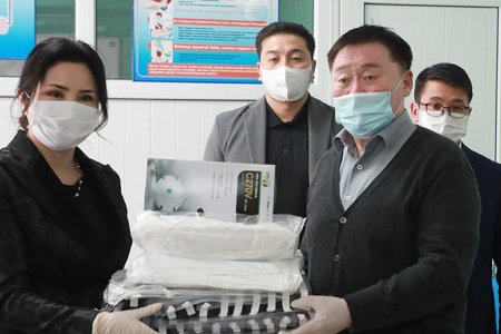 Нийслэлийн Түргэн тусламжийн төвд амны хаалт, халдвар хамгааллын хувцас хандивлалаа