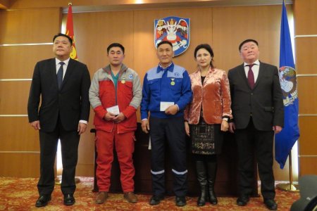 Галын аюулаас долоон хүний амь насыг аварсан ЯТТ-ийн эмч, жолоочийг