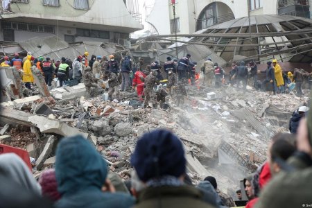 Турк улсад 7.8 магнитудын хүчтэй газар хөдлөлт болсны улмаас өчигдөр 17:00 цагийн байдлаар 500 гаруй хүн амиа алдаад байгаа нь тогтоогджээ