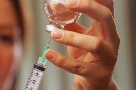 Дүүргийн эрүүл мэндийн төвд Элэгний B вирусын вакциныг хийж байна
