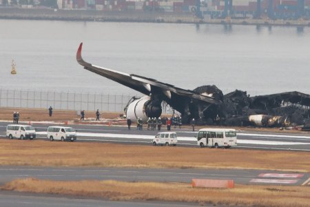 Ослын уршгаар эргийн хамгаалалтын онгоцны багийн таван гишүүн амь үрэгдсэн бол иргэний агаарын тээврийн онгоцонд зорчиж явсан зорчигчид, нислэгийн багийн гишүүд бүгд үхлийн аюулаас аврагджээ
