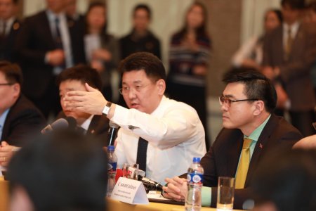 У.Хүрэлсүхийн танхимын сайд нар ард түмний итгэлийг алдаж эхэллээ