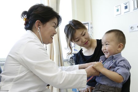 Дүүргүүдийн “Хүүхдийн кабинет” уртасгасан цагаар ажиллаж,  утсаар зөвлөгөө өгч байна