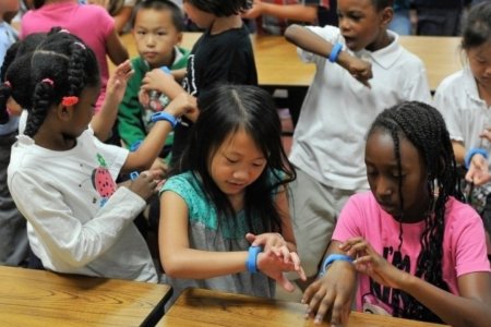 Герман улс хүүхдэд зүүлгэсэн ухаалаг цагийг хурааж, устгахыг шаардлаа