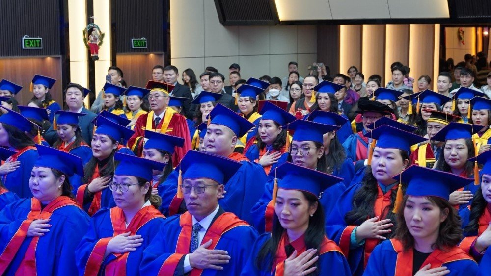 The graduation ceremony for part-time Bachelor's and Master's programs was organized