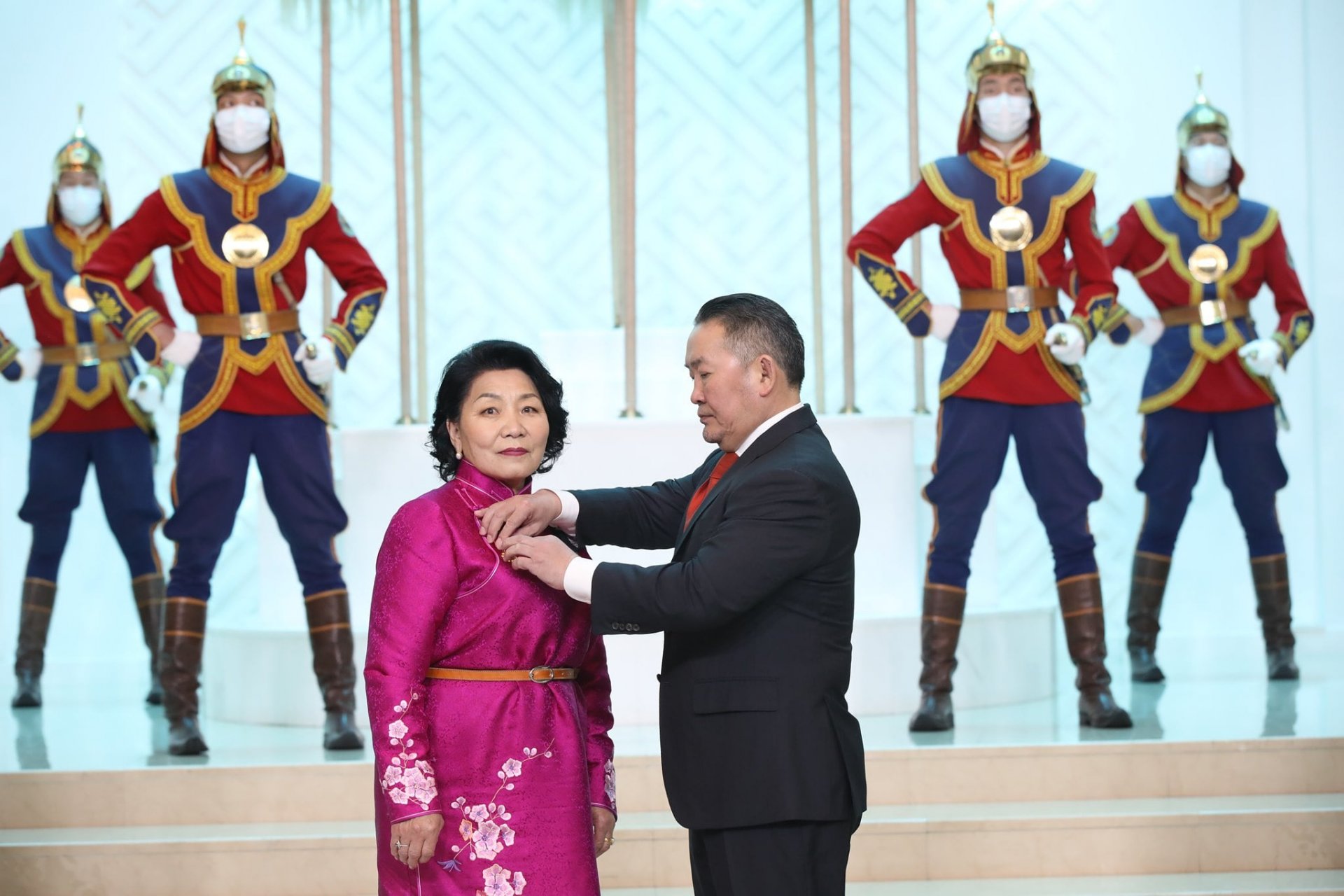 Ардын багш цолтон хоёр төрөв