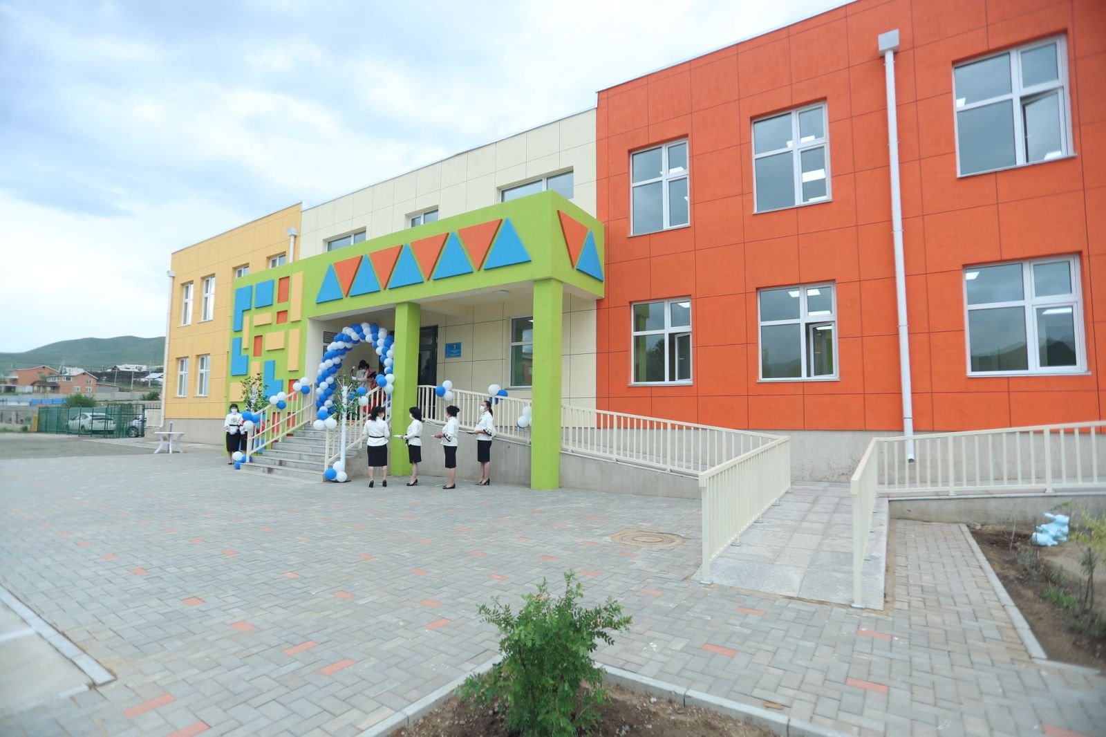 ГАЧУУРТ ТОСГОНЫ 63 ДУГААР ЦЭЦЭРЛЭГ 100 ХҮҮХДИЙН ОРТОЙ ӨРГӨТГӨЛИЙН ШИНЭ БАРИЛГАТАЙ БОЛЛОО