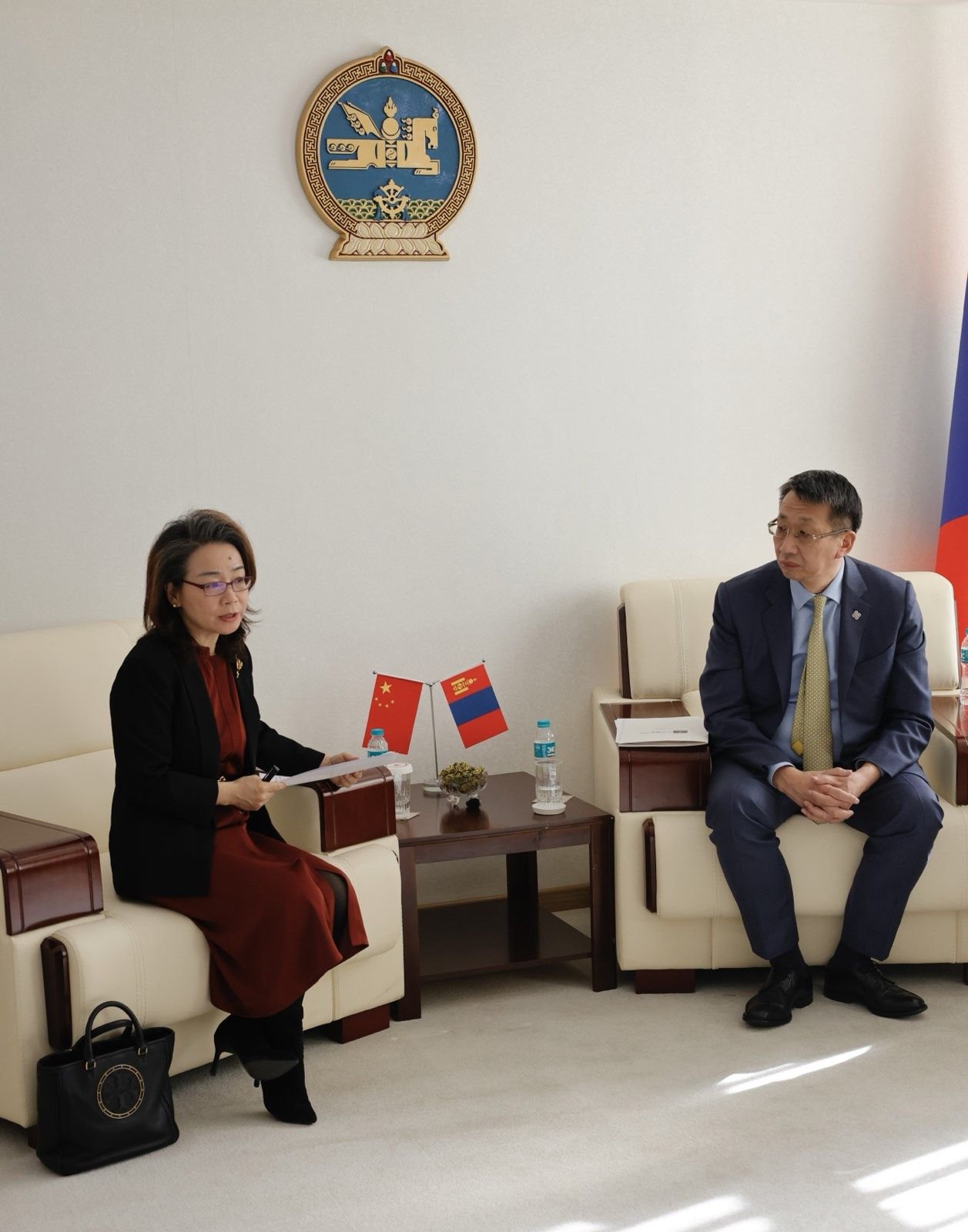 БОЛОВСРОЛЫН САЙД Л.ЭНХ-АМГАЛАН БҮГД НАЙРАМДАХ ХЯТАД АРД УЛСААС МОНГОЛ УЛСАД СУУГАА ОНЦ БӨГӨӨД БҮРЭН ЭРХТ ЭЛЧИН САЙД ШЭНЬ МИНЬЖУАНТАЙ УУЛЗЛАА