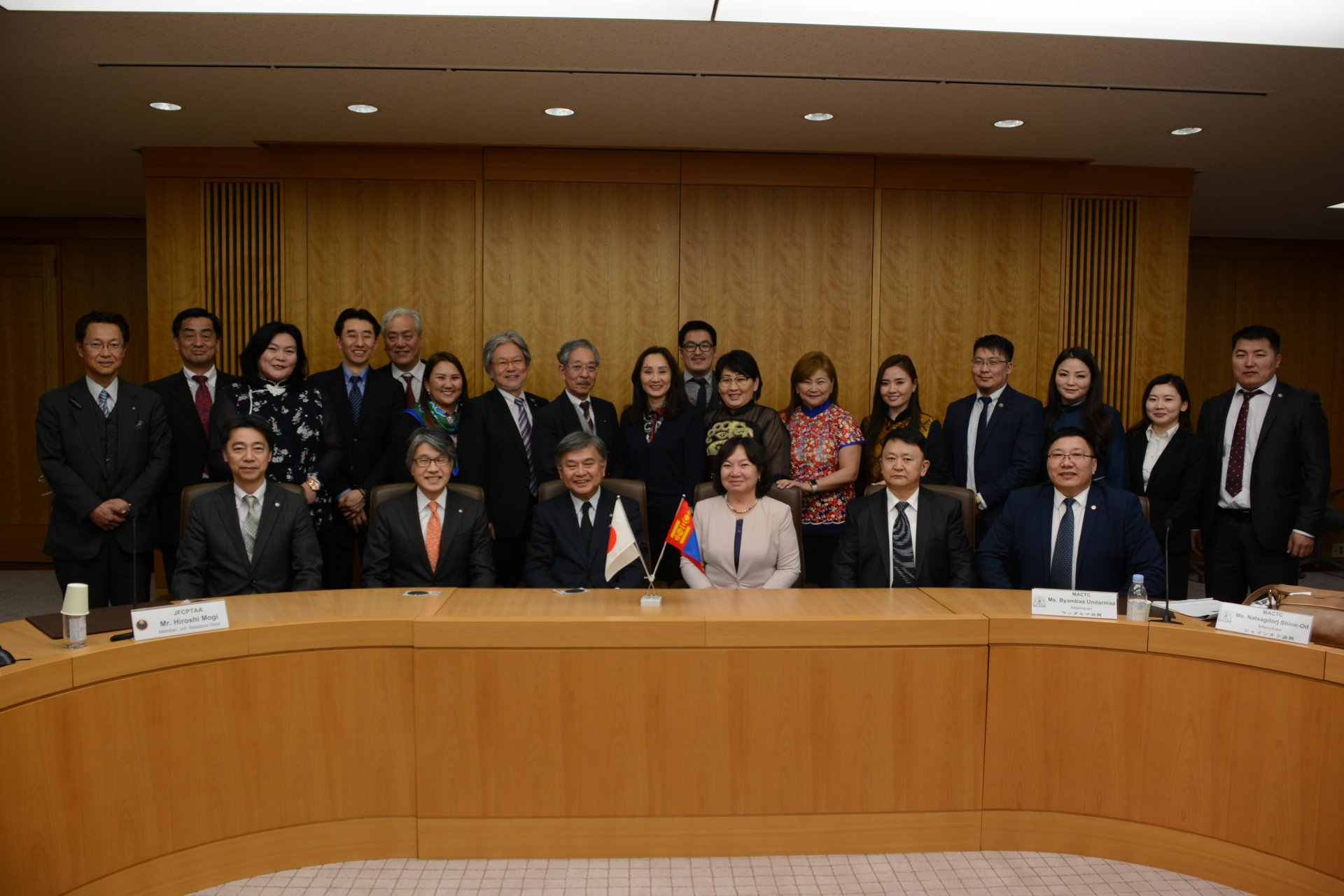 Японоос туршлага судалж ирлээ