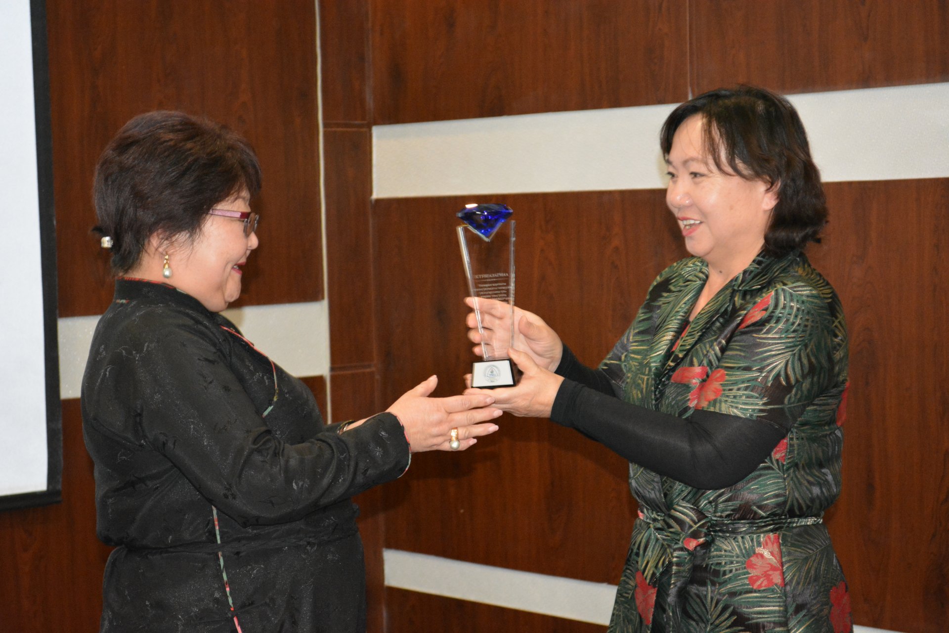 Монголтакс ТМЗ ХХК-ийн үүсгэн байгуулагч Х.Тунгалагмаа ТМЗ нийгэмлэгийн Удирдах зөвлөлийн нэрэмжит шагналаар шагнагдлаа