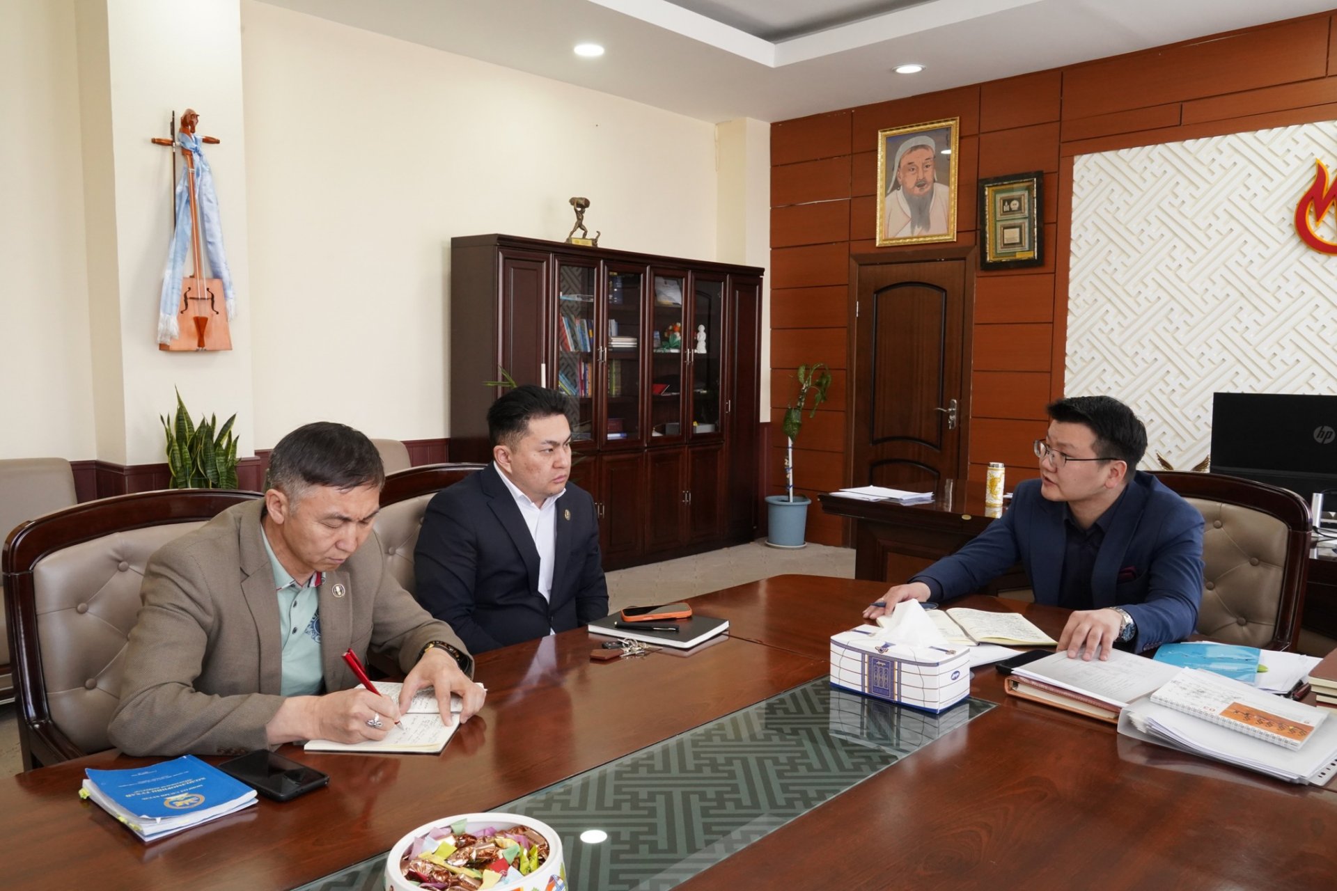 МҮЭ-ИЙН ХОЛБООНЫ ЕРӨНХИЙЛӨГЧ Э.ТАМИРТАЙ УУЛЗАЖ, ЦАГ ҮЕИЙН АСУУДЛААР САНАЛ СОЛИЛЦЛОО