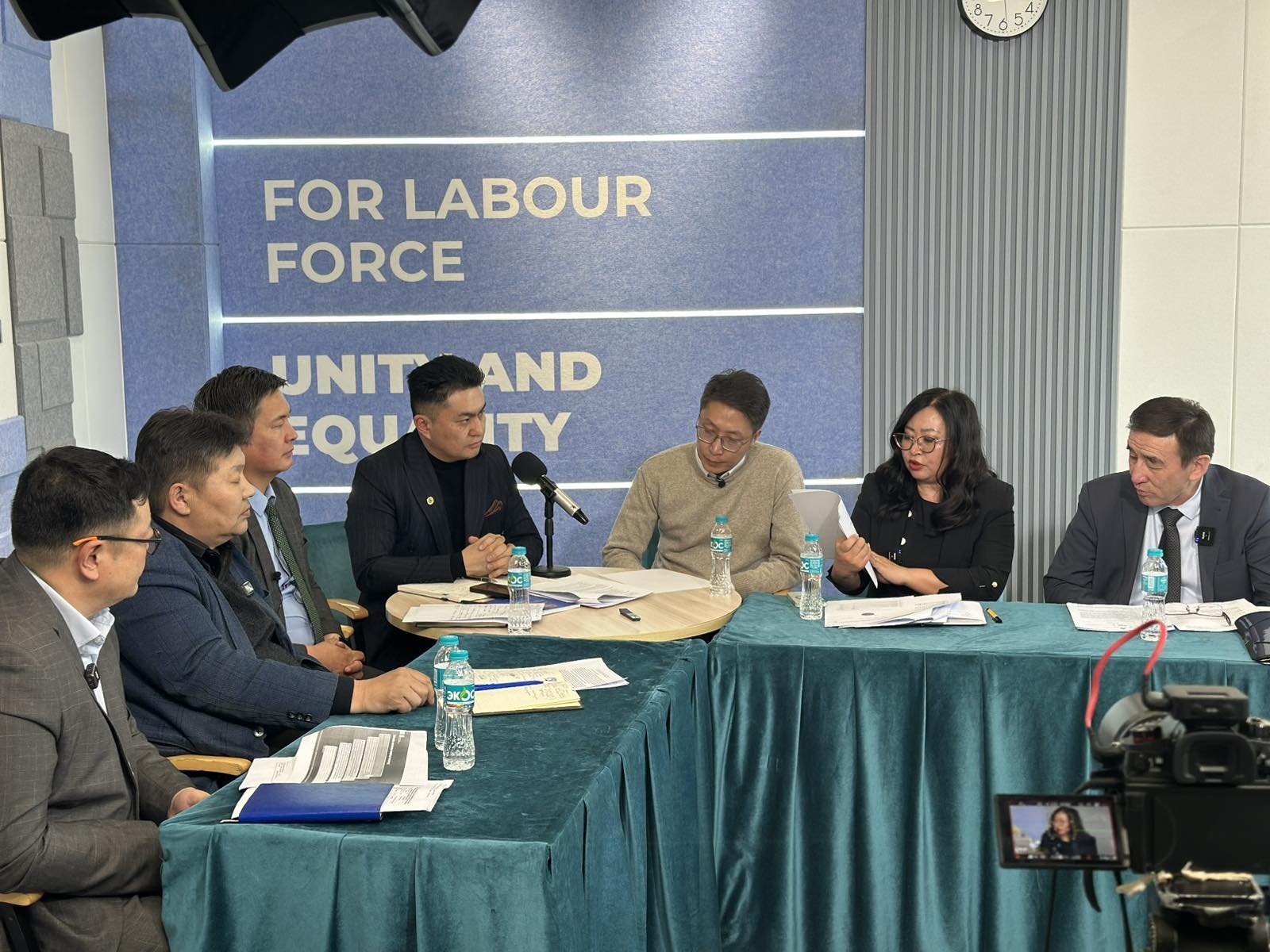 УУЛ УУРХАЙН САЛБАР ДАХЬ ХӨДӨЛМӨРИЙН ХУУЛЬ ТОГТООМЖИЙН ХЭРЭГЖИЛТ, АЖИЛЛАГСДЫН ХӨДӨЛМӨРЛӨХ ЭРХ ЗӨРЧИГДӨЖ БУЙ АСУУДЛЫГ ХЭРХЭН ШИЙДВЭРЛЭХ ТАЛААР ХЭЛЭЛЦҮҮЛЭГ ЗОХИОН БАЙГУУЛАВ