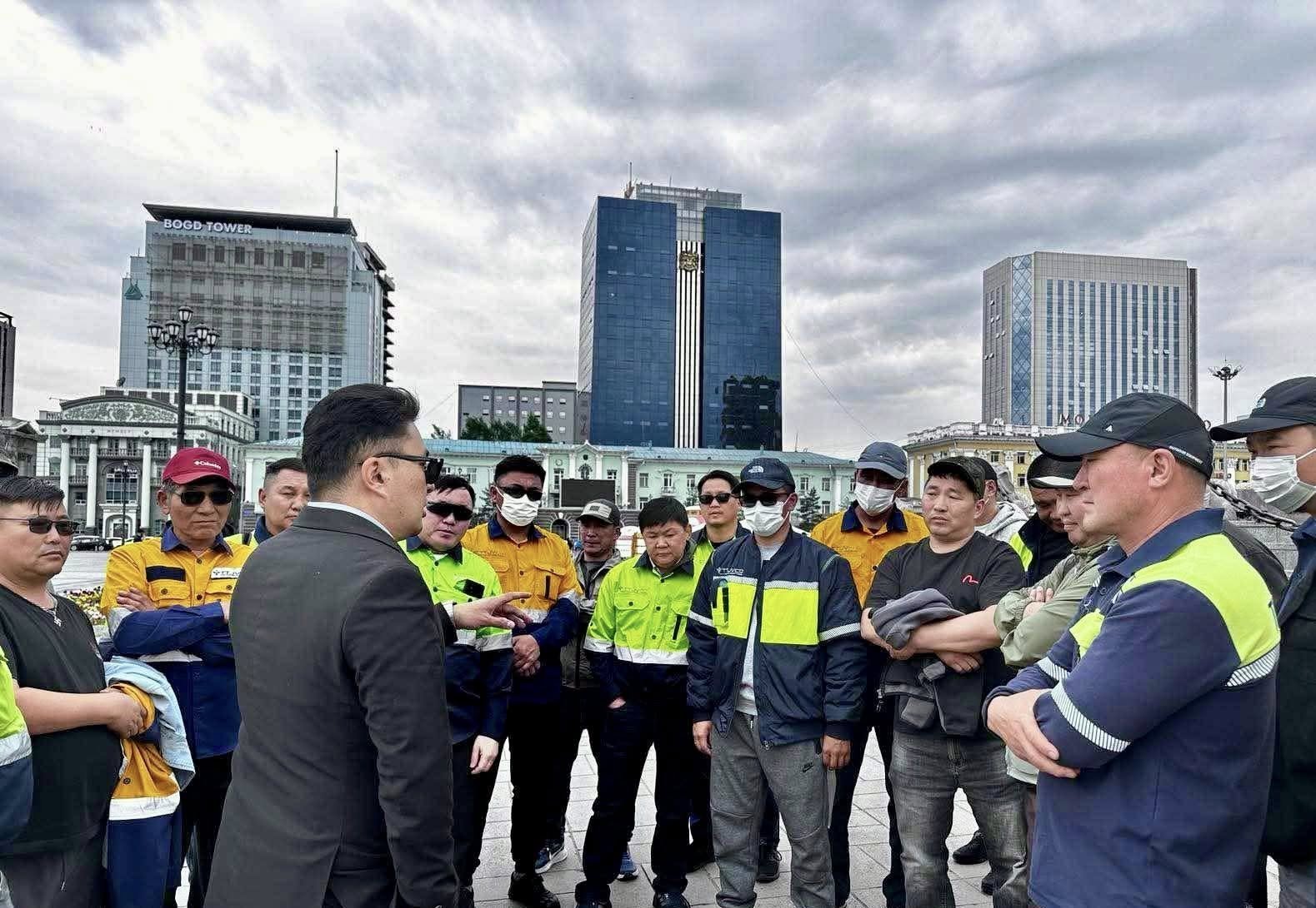 УУЛ УУРХАЙН САЛБАРЫН НЭР БҮХИЙ ГУРВАН КОМПАНИЙН АЖИЛТНУУД ХӨДӨЛМӨРЛӨХ ЭРХИЙНХЭЭ ТӨЛӨӨ ЭВЛЭЛДЭН НЭГДЛЭЭ...