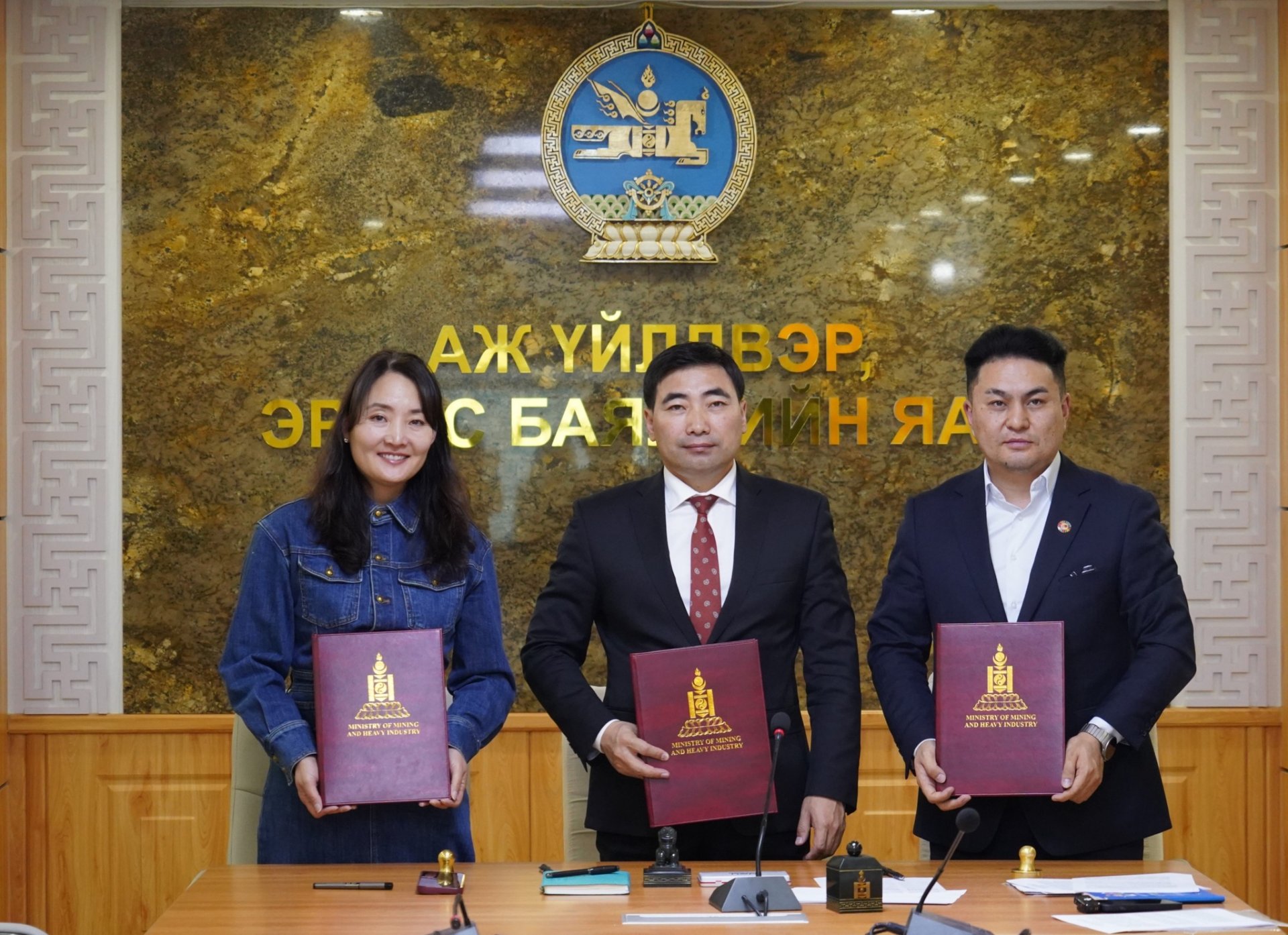 АЖ ҮЙЛДВЭР, ЭРДЭС БАЯЛГИЙН САЛБАРЫН 2026-2027 ОНЫ ХАМТЫН ХЭЛЭЛЦЭЭРИЙГ БАЙГУУЛЖ, ГУРВАН ТАЛЫН ТӨЛӨӨЛӨЛ ГАРЫН ҮСЭГ ЗУРЖ ЁСЧЛОН БАТАЛЛАА