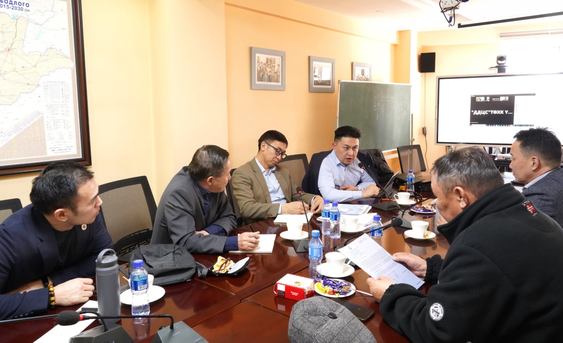 ХӨДӨЛМӨРИЙН СОНИРХЛЫН МАРГААНД ЗУУЧЛАГЧ ТОМИЛОГДОН АЖИЛЛАЖ БАЙНА