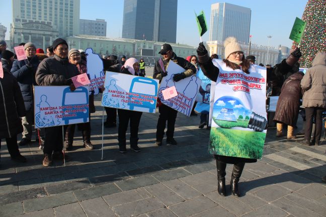 Хүний эрхийн хамгаалагчид “Хэнийг ч орхилгүй хөгжье” уриан дор цуглалаа