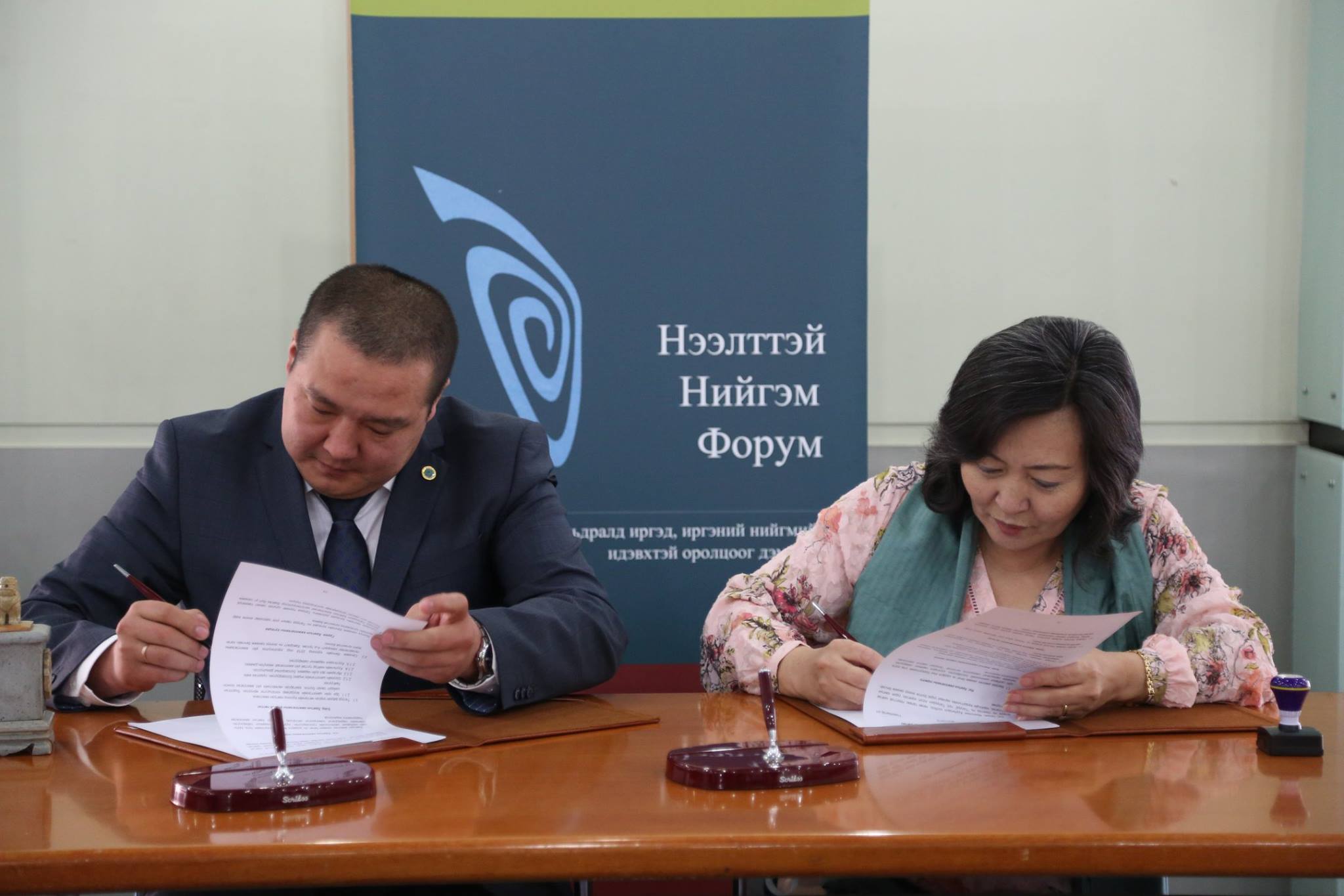 Нээлттэй Нийгэм Форум нь хууль зүйн салбарын шинэтгэлийг гүнзгийрүүлэх, хуульчдын оролцоо, чадавхыг бэхжүүлэх, тэдний нийгмийн хариуцлагыг нэмэгдүүлэх зорилгоор Монголын хуульчдын холбоотой хоёр жилийн хугацаанд хамтран ажиллахаар боллоо