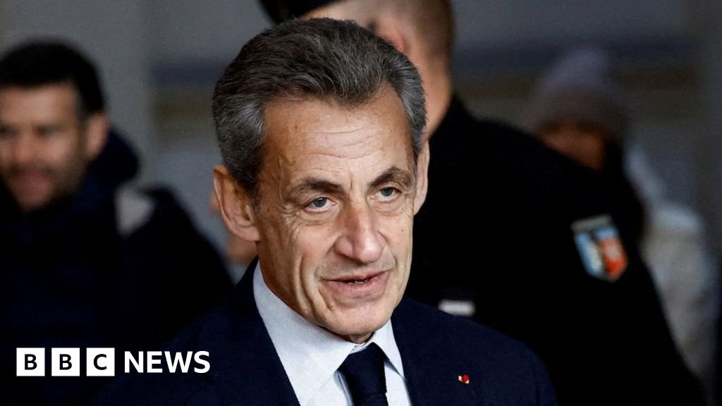 Николя Саркози авлигын хэргээр ялагдсаныхаа дараа цахим гав зүүхээр болжээ