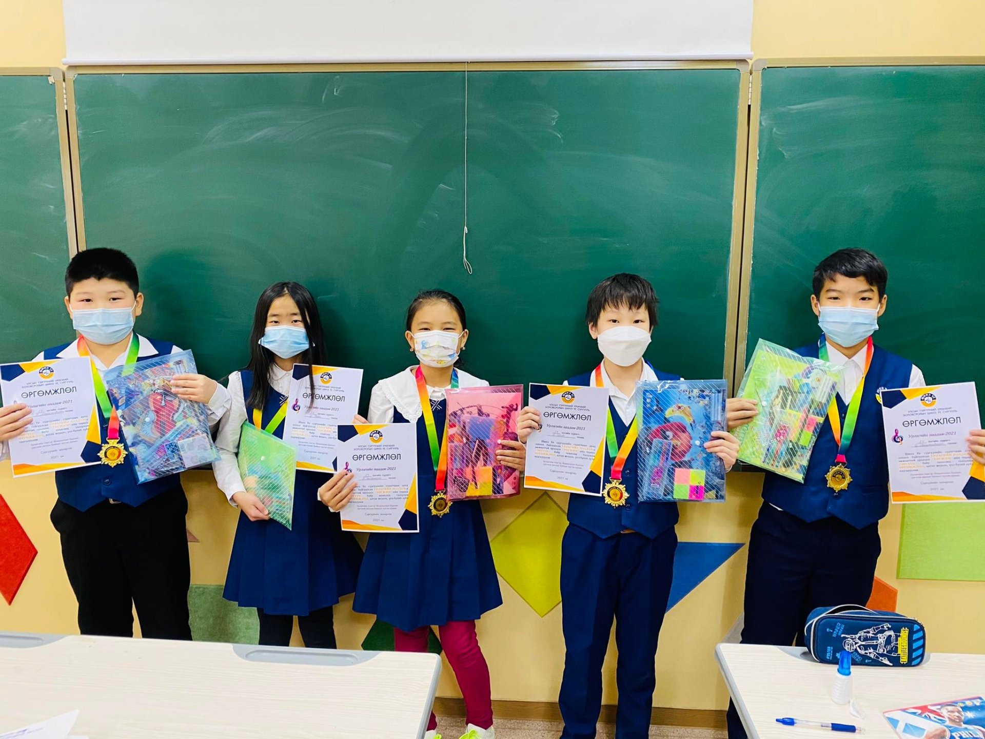 The 2020-2021 academic year winners of Shine Ue school's Online Art Festival