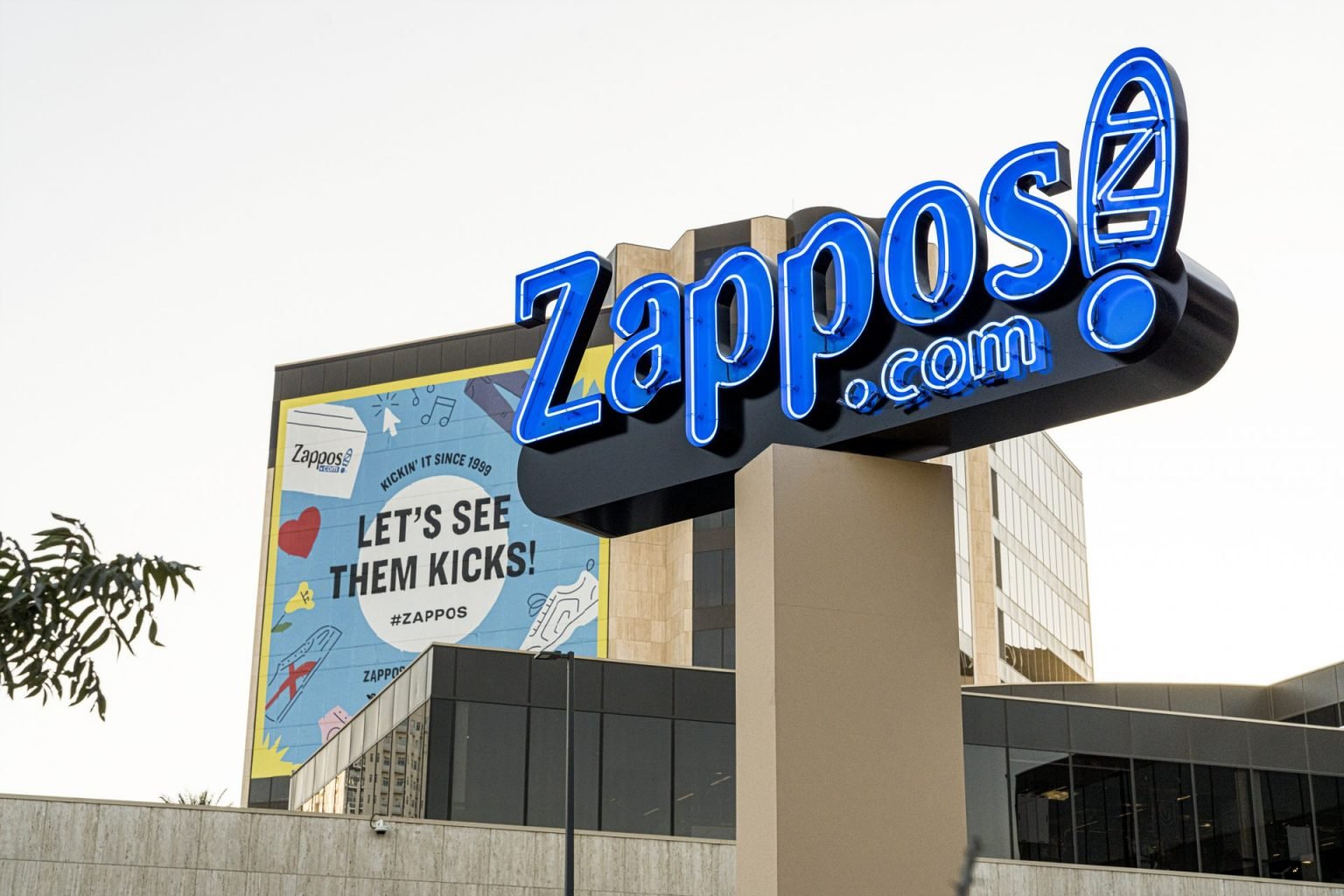 Хэрэглэгчийн туршлагыг (CX) сайжруулснаар Zappos хэрхэн амжилтад хүрсэн бэ?