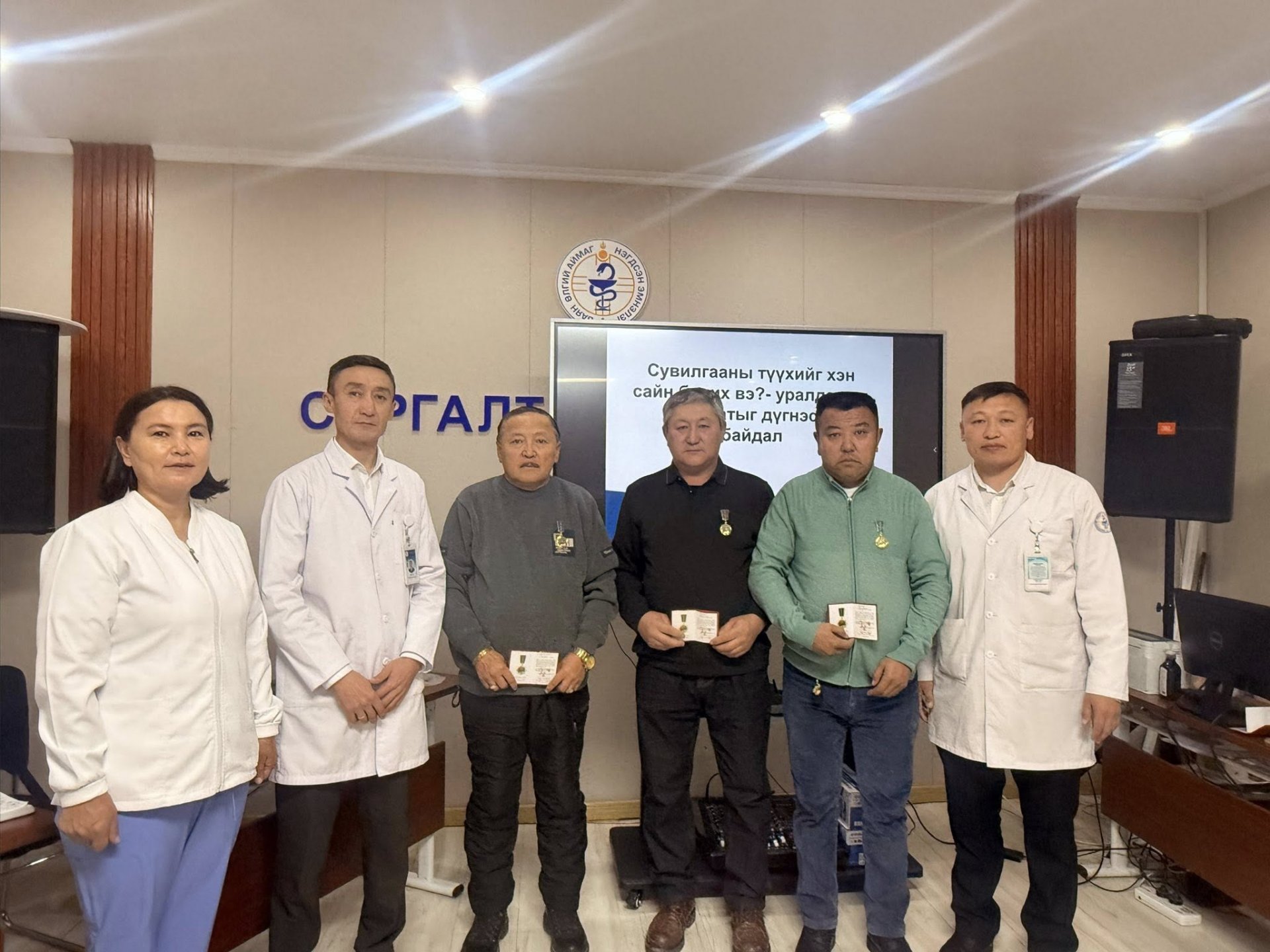 Авто тээврийн 100 жилийн ойн медаль гардуулав