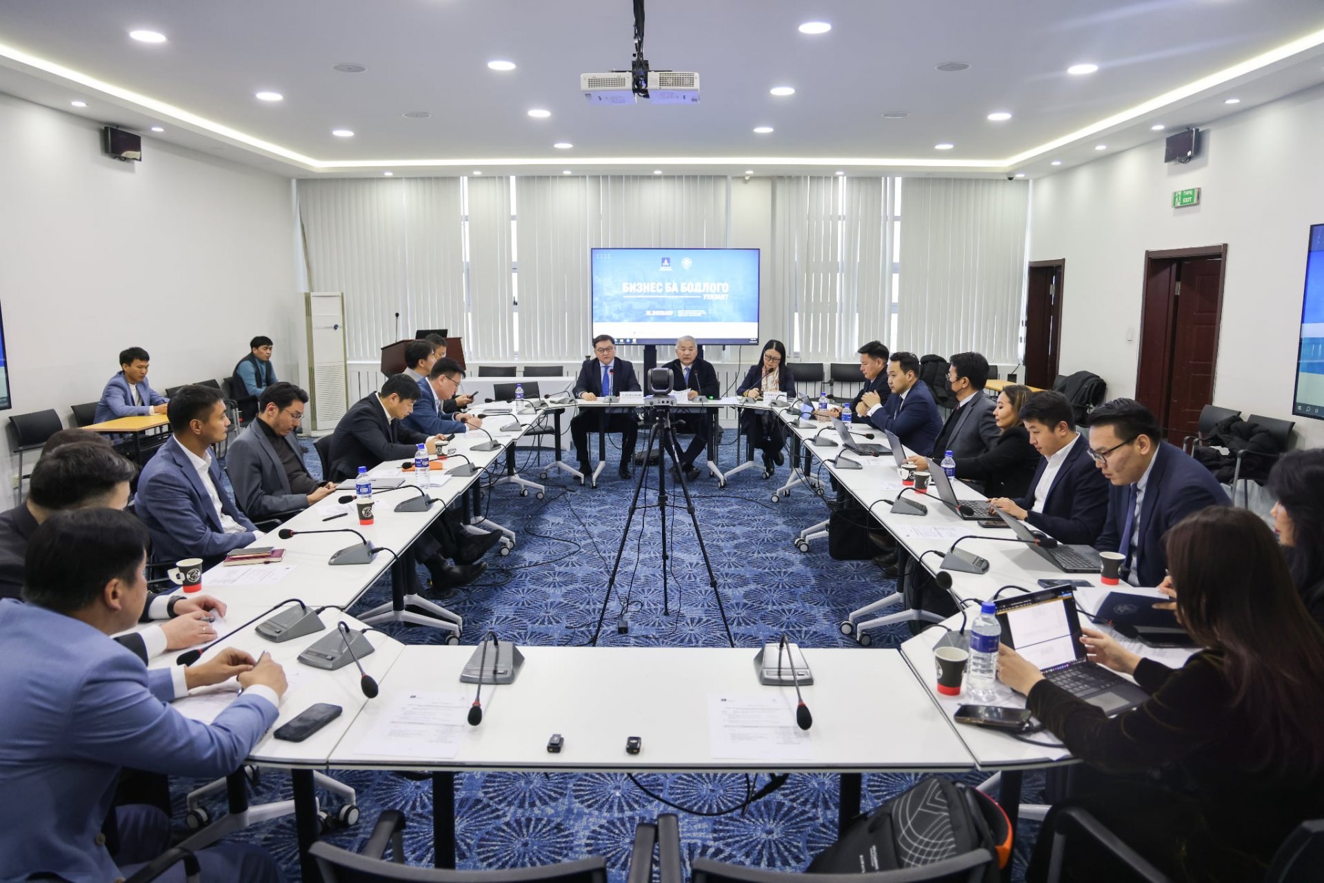 Бизнес эрхлэгчдэд Эдийн засгийн эрх чөлөөний тухай хуулийн төслийг танилцуулав