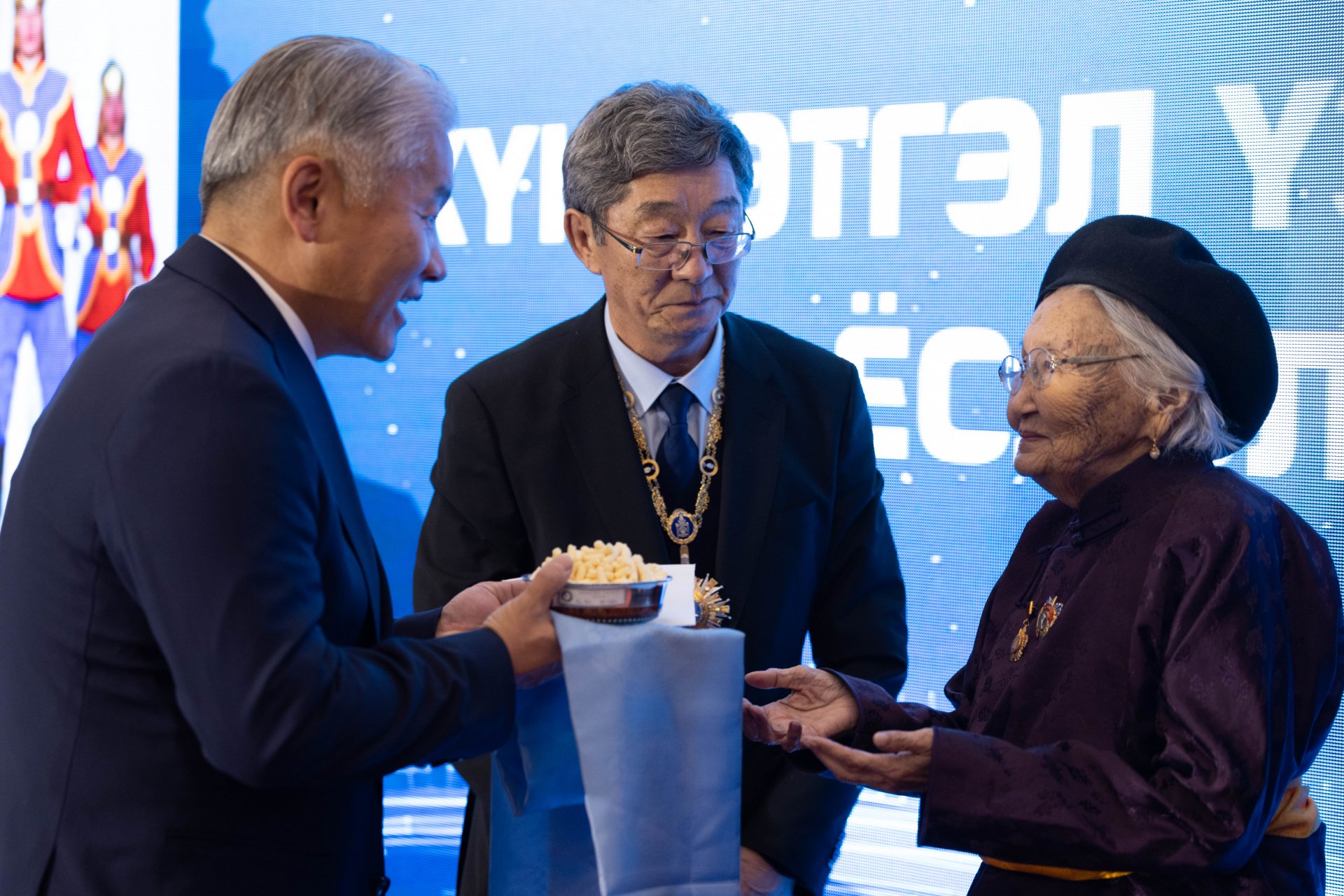 ХӨДӨЛМӨРИЙН БААТАР А.ДУЛМАА, “ЧИНГИС ХААН” ОДОНТ С.НАРАНГЭРЭЛ НАРТ ХҮНДЭТГЭЛ ҮЗҮҮЛЭВ