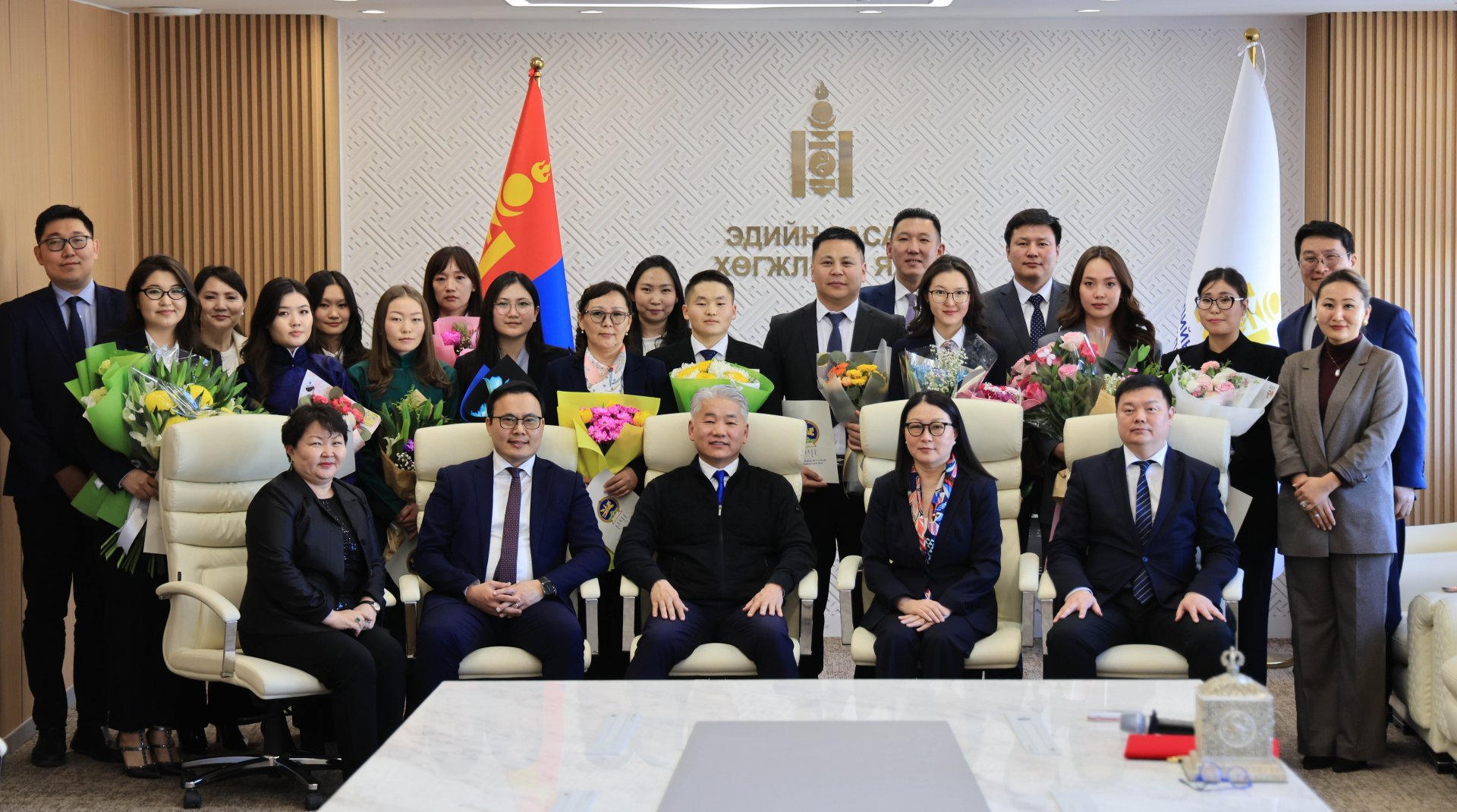 Эдийн засаг, хөгжлийн яамны 13 албан хаагч Төрийн албан хаагчийн тангараг өргөлөө