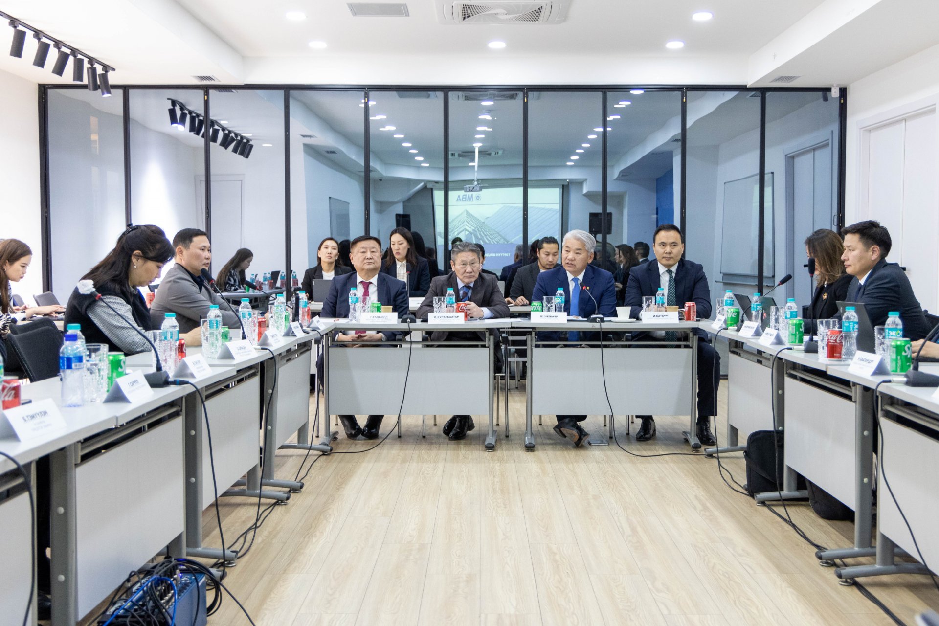 Эдийн засаг, хөгжлийн сайд Ж.Энхбаяр “Монголын банкны холбоо”-ны удирдлагуудтай уулзав