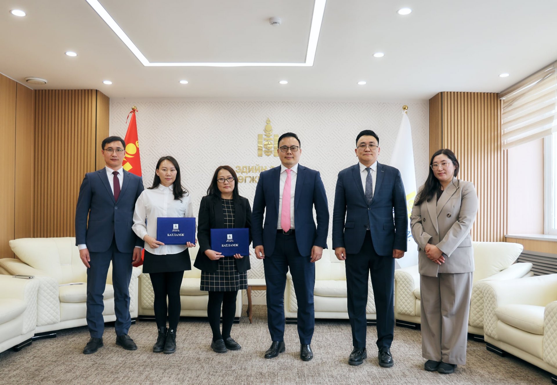 ТӨРИЙН НАРИЙН БИЧГИЙН ДАРГА И.БАТХҮҮ “ТУРШЛАГА СОЛИЛЦОХ ХӨТӨЛБӨР”-ИЙН ОРОЛЦОГЧДЫГ ХҮЛЭЭН АВЧ, БАТЛАМЖ ГАРДУУЛЛАА