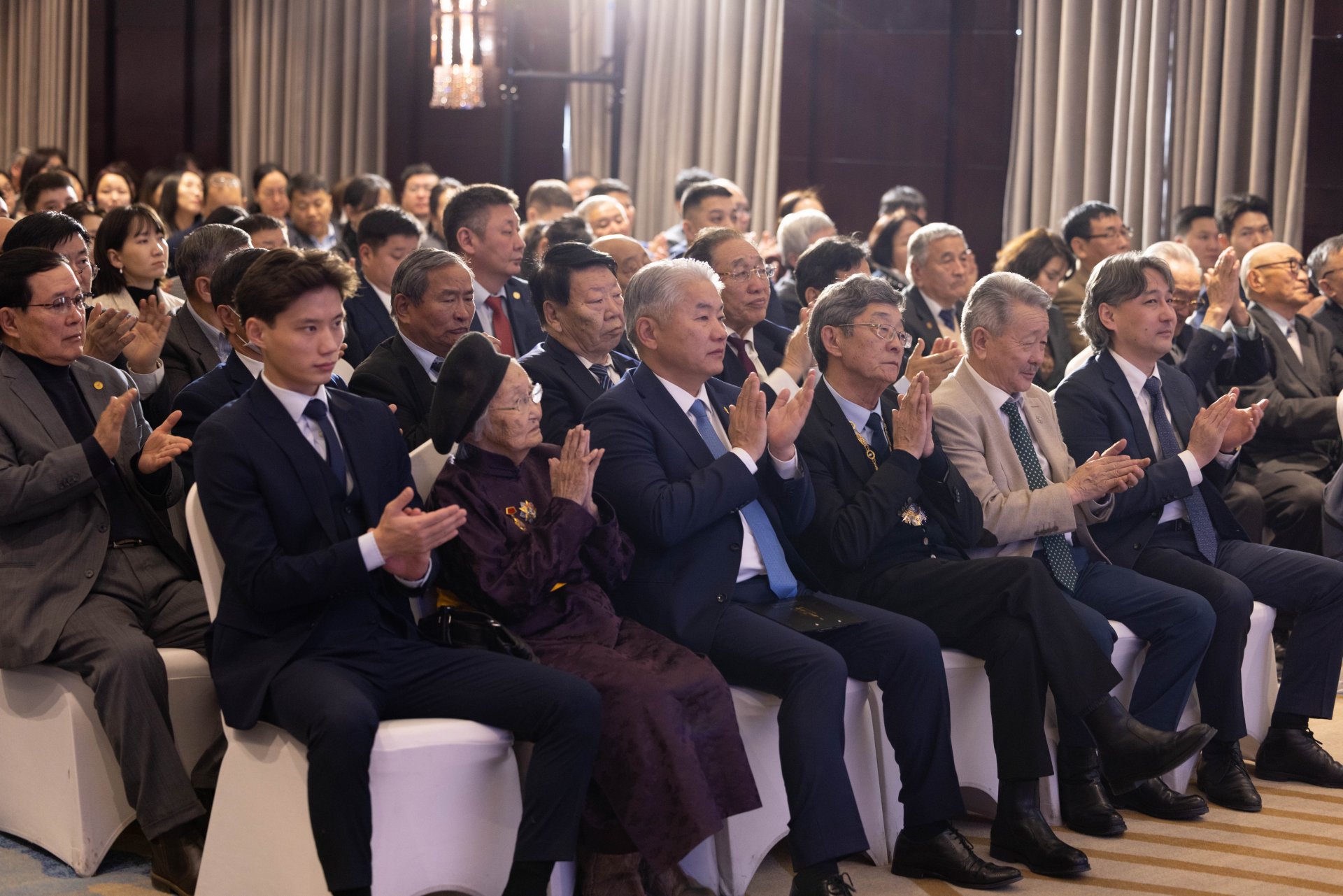 “ШИНЖЛЭХ УХААНЫ АЖИЛТНЫ ӨДӨР”-ИЙГ ТЭМДЭГЛЭН ӨНГӨРҮҮЛЭВ